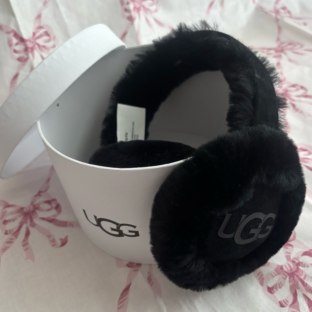 !!NEW!!🖤⭐️UGG⭐️Black Sheepskin Embroidery Earmuff